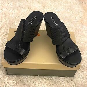 Contessa by Italian Shoemakers black wedge sandles slip on